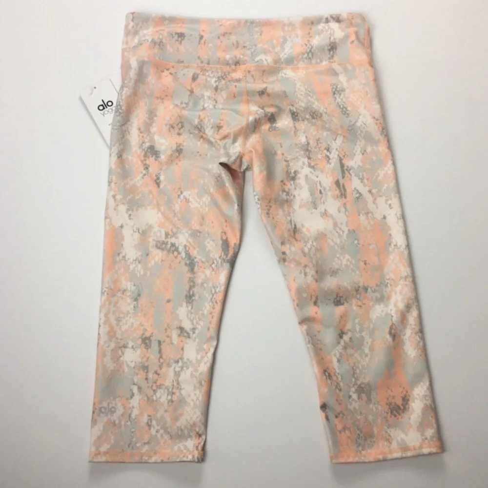 NWT Alo Yoga Airbrush Capri Leggings Peach Python